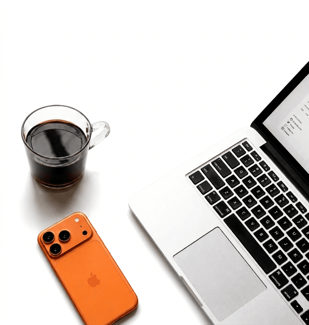 Bureau vu du dessus, avec un café, un ordinateur portable et un téléphone.