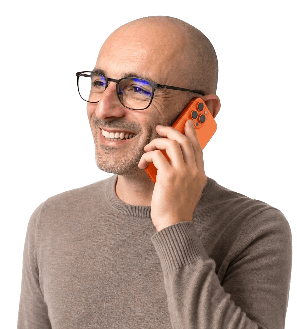 Arnaud souriant au téléphone.